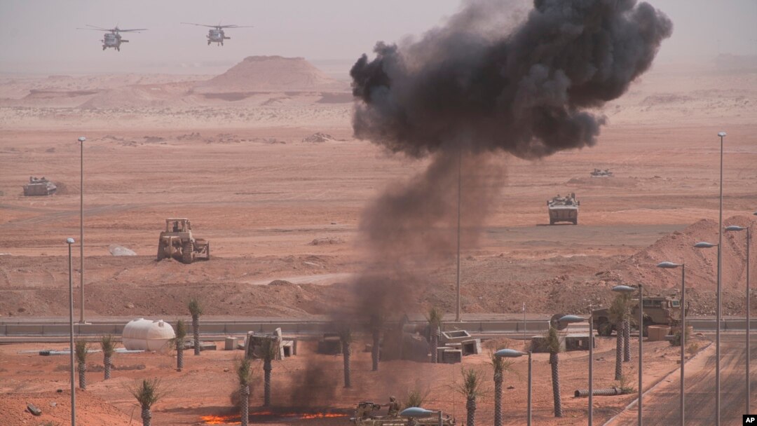 Pasukan Uni Emirat Arab terlihat berlatih di pangkalan militer di al-Hamra, Uni Emirat Arab (UEA) pada 23 Maret 2020. (Foto: AP/Jon Gambrell)