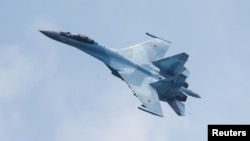Arhiva - Ruski borbeni avion Suhoj Su-35S izvodi let tokom Međunarodnih vojnih igara 2021, na poligonu Dubroviči kod Rjazanja, Rusija, avgusta. 27, 2021.