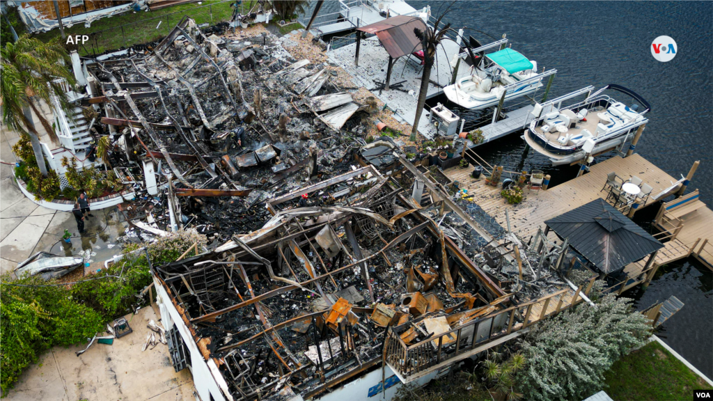 Vista aérea de escombros quemados donde se encontraba una casa, después de la explosión de un transformador de energía en la comunidad de Signal Cove en Hudson, Florida.