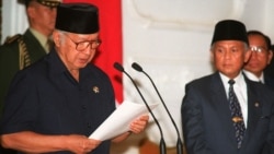 Presiden Soeharto (kiri) mengumumkan pengunduran dirinya di samping Wakil Presiden Bachararuddin Jusuf Habibie di Istana Kepresidenan Jakarta 21 Mei 1998. (Foto: AFP/Agus LOLONG)