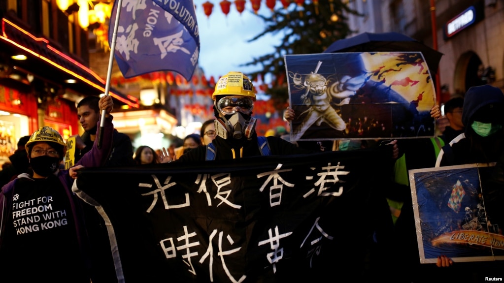 示威者在英国伦敦游行支持香港发送中运动。(2019年11月2日)