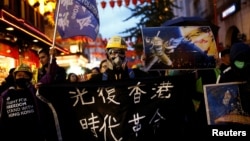 示威者在英国伦敦游行支持香港反送中运动。（2019年11月2日）