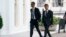CEO Alphabet Sundar Pichai (kiri) dan CEO OpenAI Sam Altmantiba di Gedung Putih, Washington, untuk bertemu dengan Wakil Presiden AS Kamala Harris membicarakan soal kecerdasan buatan pada 4 Mei 2023. (Foto: AP/Evan Vucci)