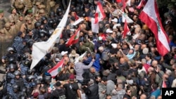 Başkent Beyrut'taki gösteri, maaşlarından şikayetçi emekli askerler ve mağdur mevduat sahipleri tarafından düzenlendi.