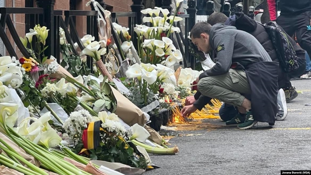Građani donose cveće i pale sveće ispred OŠ "Vladislav Ribnikar" u Beogradu, 4. maj 2023.