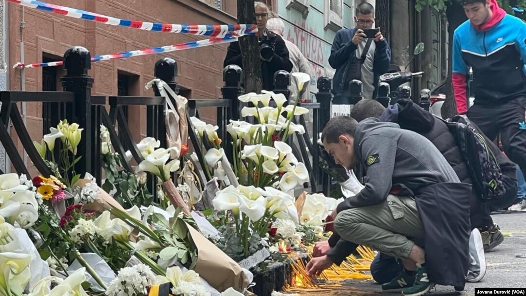 ARHIVA - Građani donose cveće i pale sveće ispred OŠ "Vladislav Ribnikar" u Beogradu, 4. maj 2023.