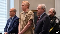 Alex Murdaugh (kedua dari kiri) dijatuhi hukuman penjara seumur hidup setelah divonis bersalah dalam persidangan pembunuhan ganda di Gedung Pengadilan Colleton County di Walterboro, S.C., pada 3 Maret 2023 lalu (foto: dok). 