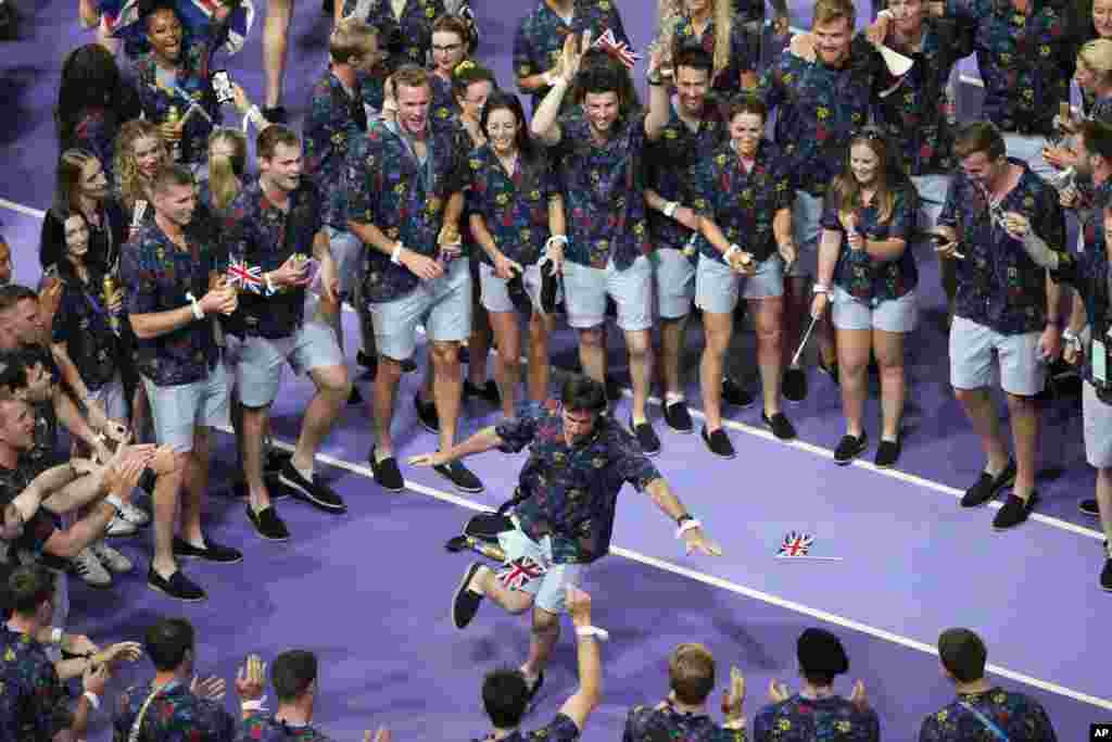 Las delegaciones de deportistas, apostadas alrededor del escenario, disfrutaron y bailaron al son de la música.&nbsp;