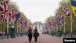 Polisi berpatroli menjelang Penobatan Raja Inggris Charles dan Permaisuri Camilla di London, Inggris, 2 Mei 2023. (REUTERS/Maja Smiejkowska)