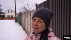 Ludmila habla en Nova Kozacha, Ucrania, el 14 de febrero de 2023. Su esposo permanece en Rusia desde agosto cuando la metralla de una bomba lo hirió. Ella dice que él quiere volver, pero es imposible cruzar la frontera. [Foto: Yan Boechat, VOA]