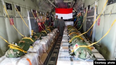 Pemerintah Indonesia mengirim bantuan pangan bagi warga Palestina di Gaza dan diterjunkan oleh TNI Angkatan Udara hari Selasa (9/4) (courtesy: Puspen TNI). 