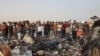 巴勒斯坦民众聚集在加沙南部拉法城一个遭以色列空袭的难民营前。（2024年5月27日）