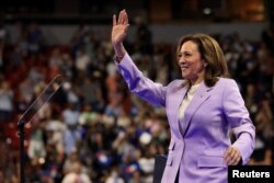 Calon presiden dari Partai Demokrat dan Wakil Presiden AS Kamala Harris menghadiri acara kampanye di kampus UNLV (Universitas Nevada, Las Vegas), di Las Vegas, Nevada, AS, 10 Agustus 2024. (Kevin Mohatt/REUTERS)