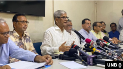 ঢাকার নয়াপল্টন কার্যালয়ে বিএনপির যৌথসভা শেষে সংবাদ সম্মেলনে দলটির মহাসচিব মির্জা ফখরুল ইসলাম আলমগীর। ২১ আগস্ট, ২০২৩। 