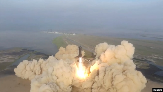 SpaceX's Starship spacecraft atop its powerful Super Heavy rocket lifts off from the company's Boca Chica launchpad on a brief uncrewed test flight near Brownsville, Texas, U.S. April 20, 2023 in a still image from video. (SpaceX/Handout via REUTERS)