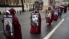 Sejumlah demonstran membawa poster yang bertuliskan "Perempuan, Kehidupan, Kebebasan" dalam aksi menentang persekusi terhadap para perempuan di Iran. Aksi digelar di London, pada 8 Maret 2023. (Foto: AFP/Daniel Leal)