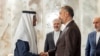 Presiden UEA Sheikh Mohamed bin Zayed al-Nahyan (kiri) bertemu dengan Menteri Luar Negeri Iran Hossein Amir-Abdollahian, di Abu Dhabi, 22 Juni 2023. (Ryan CARTER / PENGADILAN PRESIDEN UEA / AFP) 