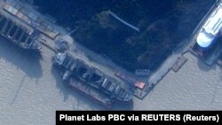 Sebuah kapal, yang diidentifikasi Royal United Services Institute (RUSI) sebagai kapal kargo Korea Utara Angara, berlabuh di dermaga Zhoushan Xinya Shipbuilding Co di Zhoushan, China, 11 Februari 2024. (Foto: Planet Labs PBC via REUTERS)