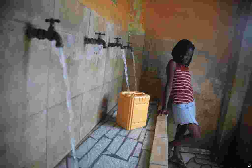 Muchas familias en Puerto Príncipe, Haití, no tienen agua potable en sus viviendas, por eso , recurren a algunas fuentes y así poder recolectar para cubrir las necesidades básicas.&nbsp;