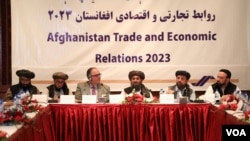ປະທານສະມາຄົມການຄ້າ ອັຟການິສຖານ ອາເມຣິກັນ ທ່ານເຈັບຟຣີ ກຣີໂກ, ຄົນທີສາມຈາກຊ້າຍ, ແລະຮອງນາຍົກລັດຖະມົນຕີ ຝ່າຍກິດຈະການເສດຖະກິດ ທ່ານອັບດຸລ ການີ ບາຣາດາ, ກາງ, ເຊິ່ງເປັນເຈົ້າພາບການປະຊຸມທາງດ້ານທຸລະກິດຮ່ວມກັນ ໃນນະຄອນຫຼວງກາບູລ, ວັນທີ 6 ກັນຍາ 2023. (Taliban Economic Commission via VOA)