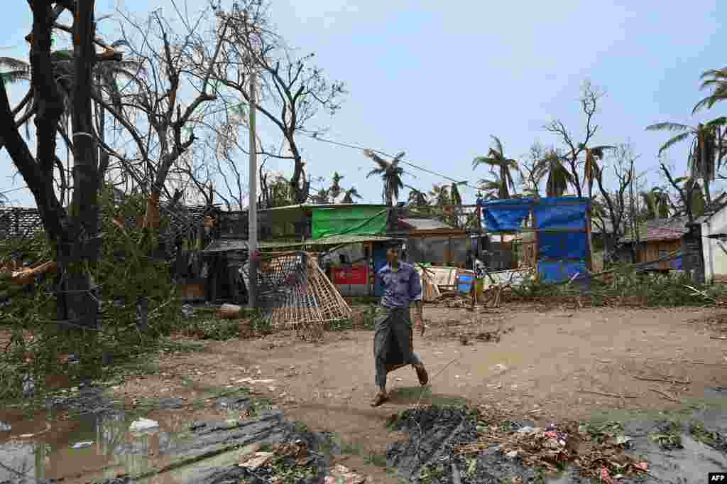 အင်အားပြင်း "မိုခါ" ဆိုင်ကလုန်းမုန်တိုင်းတိုက်ခတ်အပြီး တွေ့ရတဲ့ စစ်တွေမြို့နယ်ထဲက သက်ကယ်ပြင်ရိုဟင်ဂျာဒုက္ခသည်စခန်း၊ (မေ ၁၆၊ ၂၀၂၃)