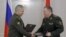 세르게이 쇼이구(왼쪽) 러시아 국방장관과 빅토르 흐레닌 벨라루스 국방장관이 25일 벨라루스 수도 민스크에서 전술 핵무기 이동 배치 합의문에 서명한 직후 교환하고 있다. 