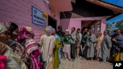 Sejumlah warga tampak mengantre untuk menggunakan hak pilih mereka dalam pemilu India di salah satu tempat pemungutan suara di pinggiran Kota Srinagar, wilayah Kashmir yang diperintah India, pada 13 Mei 2024. (Foto: AP/Mukhtar Khan)