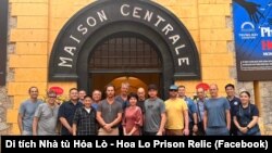 Các diễn viên điện ảnh Mỹ, gồm Matthew McConaughey (5 từ trái, hàng trước) và Woody Harrelson (thứ 2 từ phải, hàng trước), cùng đoàn nghị sỹ do Dân biểu Dean Phillips (thứ 4 từ phải, hàng trước) dẫn đầu thăm di tích Nhà tù Hỏa Lò ở Hà Nội.