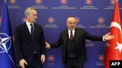 Турецький міністр закордонних справ Мевлют Чавушоглу (праворуч) з генеральним секретарем НАТО Єнсом Столтенберґом в Анкарі. 16 лютого 2023 р.