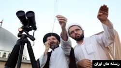 چندسال است که دفتر رهبر دهها گروه از روحانیون را با وسایل رصد برای رویت ماه به نقاط مختلف ایران اعزام می‌کند. 