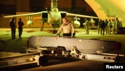 Крилату ракету британських ВПС Storm Shadow готують до встановлення на літак Tornado GR4 для застосування в Іраку під час операції TELIC. 21 березня 2003. REUTERS/HO/Cpl Mark Bailey RAF