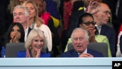 El rey Carlos III y la reina Camila en el palco real durante el concierto en el Castillo de Windsor en Windsor, Inglaterra, el domingo 7 de mayo de 2023, para celebrar la coronación del rey Carlos III. Es uno de varios eventos durante un fin de semana de tres días de celebraciones. (Yui Mok/Foto de la piscina vía AP)