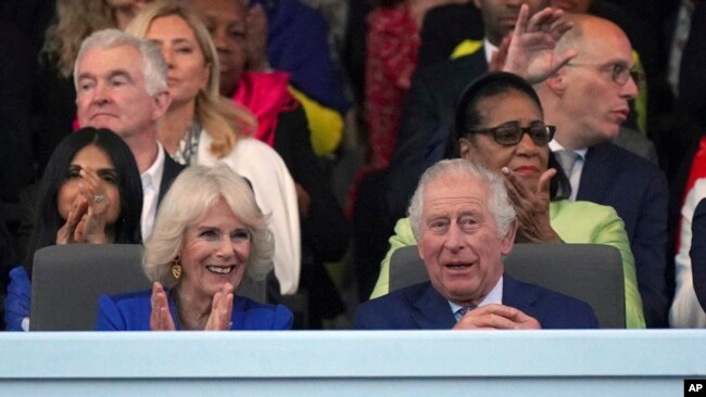 El rey Carlos III y la reina Camila en el palco real durante el concierto en el Castillo de Windsor en Windsor, Inglaterra, el domingo 7 de mayo de 2023, para celebrar la coronación del rey Carlos III. Es uno de varios eventos durante un fin de semana de tres días de celebraciones. (Yui Mok/Foto de la piscina vía AP)