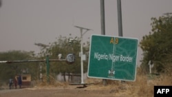 Vue de la frontière Niger-Nigeria fermée à Jibia le 17 février 2024. Le Nigeria, qui partage 1 600 km de frontière avec son voisin, est l'un des principaux partenaires commerciaux du Niger avec 193 millions de dollars d'exportations en 2022.(Photo by Kola Sulaimon/AFP)