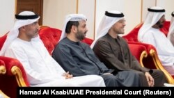 Brigjen Musallam Al Rashedi, Faisal Al Bannai, Ketua Dewan Direksi EDGE Group, dan M. Ali Al Shorafa Al Hammadi, Ketua Departemen Pembangunan Ekonomi Abu Dhabi, dan Raja Bahrain Hamad bin Isa Al Khalifa di Bahrain, 16 Februari 2024. (Foto: via REUTERS)