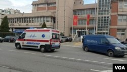 Vozila hitne pomoći i policije ispred zgrade Osnovnog suda u Podgorici