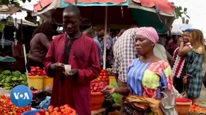 Le président nigérian va maintenir en circulation les petites coupures de l'ancien naira