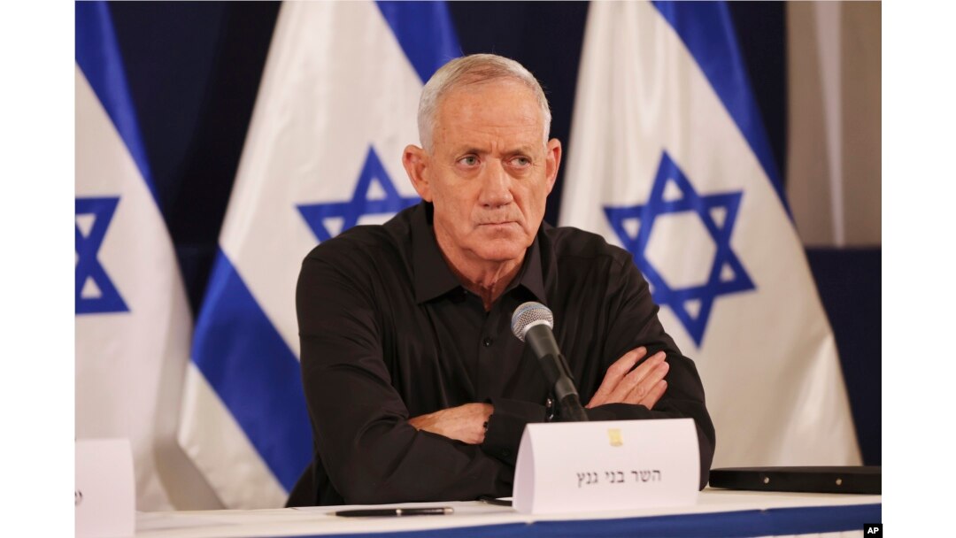 Menteri Pertahanan Israel Yoav Gallant menghadiri konferensi pers di pangkalan militer Kirya di Tel Aviv, Israel, 28 Oktober 2023. (Foto: via AP)