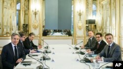 Sekrete d Eta Ameriken Antony Blinken (a goch) rankontre Prezidan Franse Emmanuel Macron nan Pale Elysee a nan Paris, 2 Avril 2024. 