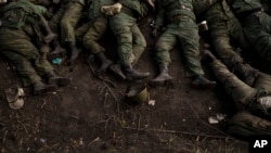 资料照：乌克兰哈尔科夫附近的 Vilkhivka 村的地上躺着 11 名俄罗斯士兵的尸体。（2022年5月9日）