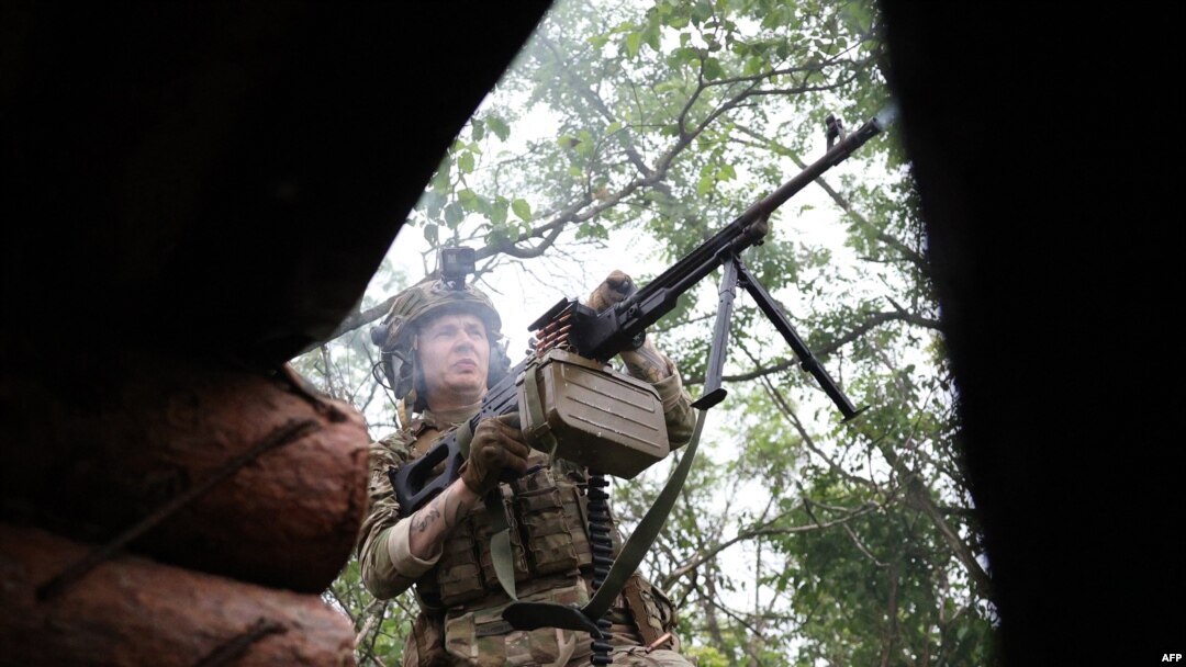 Seorang tentara Ukraina dari Brigade Mekanik Terpisah ke-28 menembak ke arah posisi Rusia di garis depan dekat kota Bakhmut, wilayah Donetsk, pada 17 Juni 2023, di tengah invasi Rusia ke Ukraina. (Foto: AFP)
