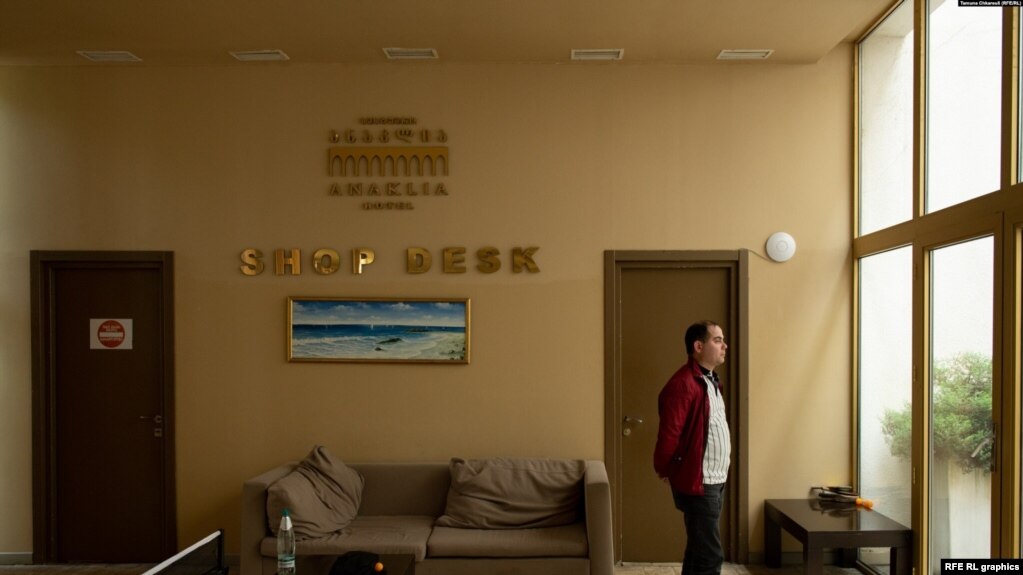 在安纳克利亚酒店工作20年的达塔·加贝利亚望着酒店窗外