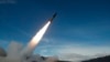 ARCHIVO - El Ejército de los Estados Unidos lleva a cabo pruebas de las primeras versiones del Sistema de Misiles Tácticos en Nuevo México, el 14 de diciembre de 2021. 