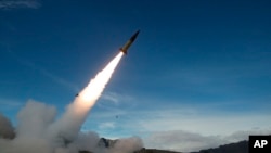 ARCHIVO - El Ejército de los Estados Unidos lleva a cabo pruebas de las primeras versiones del Sistema de Misiles Tácticos en Nuevo México, el 14 de diciembre de 2021. 