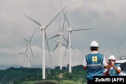 Para petugas PLN sedang bekerja di Pembangkit Listring Tenaga Bayu (PLTB) di Sidrap, Sidenreng Rappang, 26 Oktober 2021. (Foto: Zulkifli/AFP)