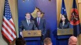 Senatori Geri Piters (D-Mičigen) i Kris Marfi (D-Konektikat) na konferenciji za novinare u Prištini sa predsednicom Kosova Vjosom Osmani, 22. maj 2023. 