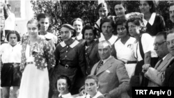 Mustafa Kemal Atatürk 1934 yılında Ankara Kız Lisesi son sınıf öğrencileriyle 
