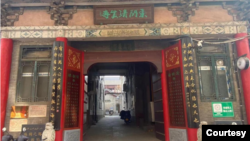 河南省洛阳东关清真寺门口贴有不准未成年人进入的标识。2024年03月24日（志愿者提供） 