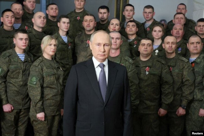 블라디미르 푸틴 러시아 대통령과 남부군관구 군 관계자들의 모습.