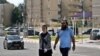 Los judíos estadounidenses Kalman Yurman y su esposa Alyssa caminan por la ciudad de Sderot.
